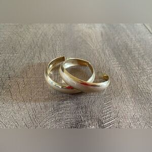 Women’s vintage chunky hoop earrings, gold color, textured stripe, 90’s, hip hop